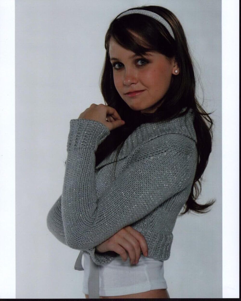 3235 Natasha Dupeyr√≥N Side View In Silver Crop Sweater With Headband Photo